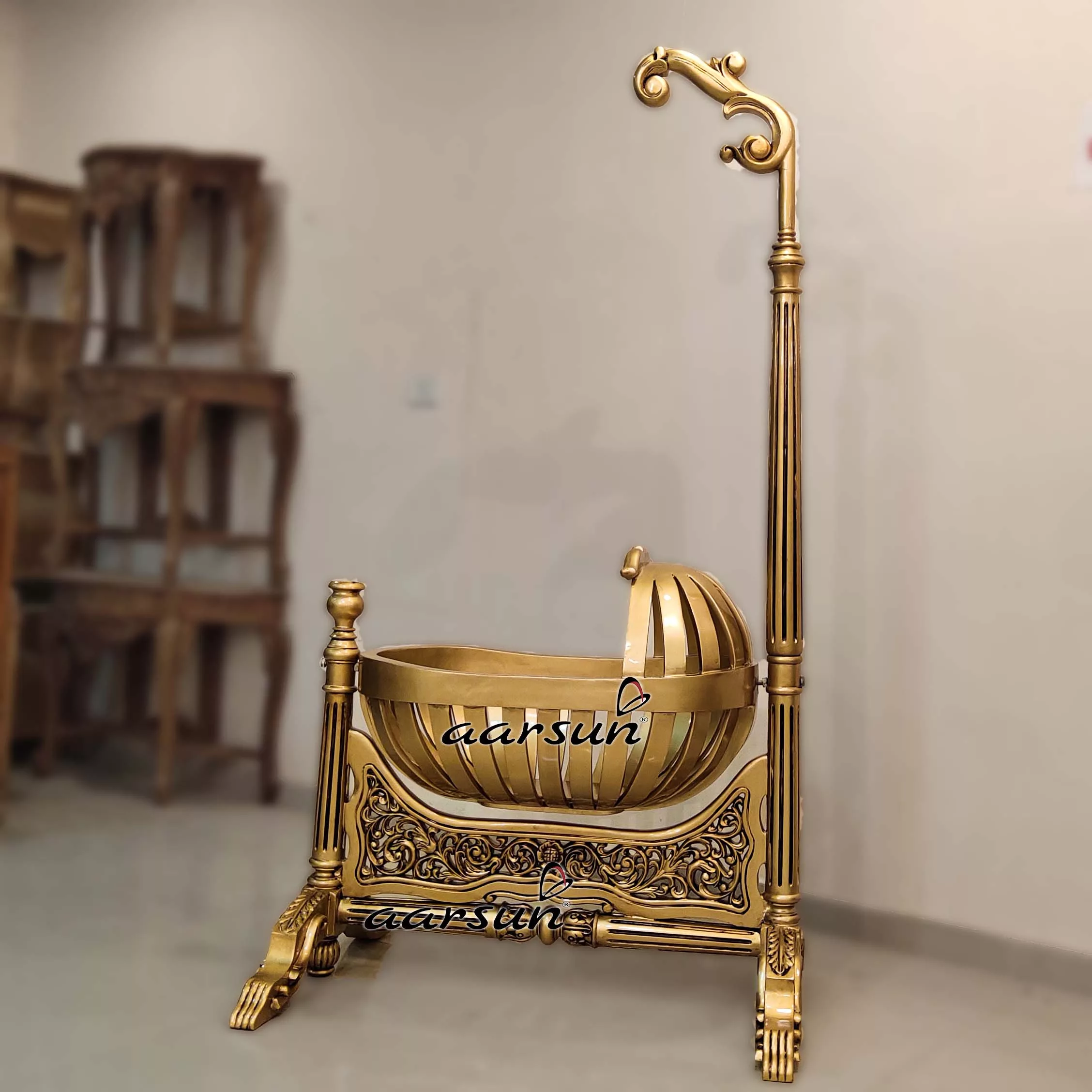 हस्तनिर्मित गोल्ड फ़िनिश पालना